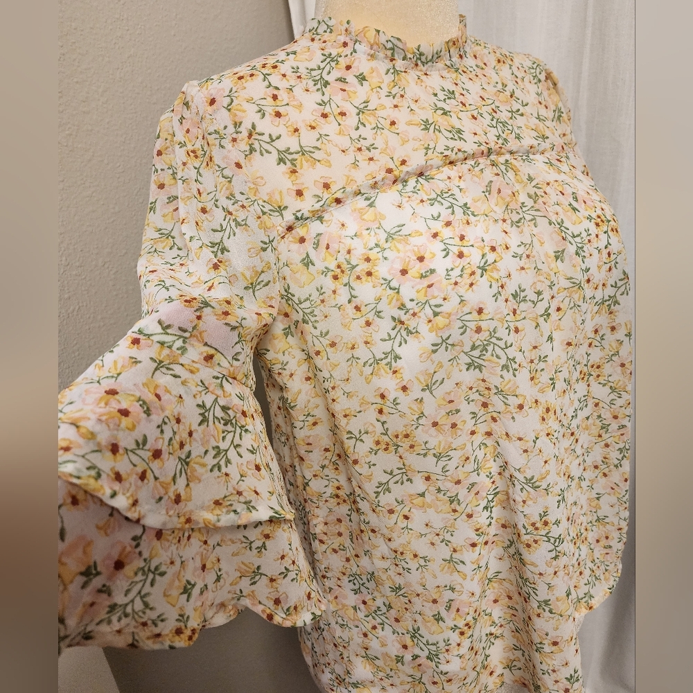 Floral Ruffle Sleeve Blouse - Picture 4 of 13